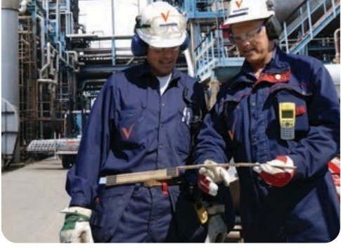 Equipe técnica ValvePress inspecionando equipamento em campo numa refinaria